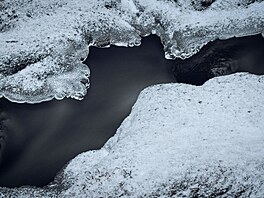 Takto led svírá koryto �í�ky Chomutovka nedaleko Hory sv. �ebestiána.