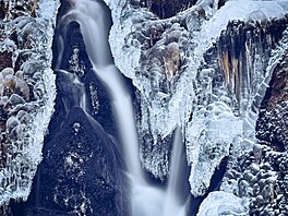 Vodopád Chomutovka se �adí k men�ím vodopád�m. Proud vody zde padá z vý�ky...