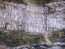 Tamní ledopády vznikají postupným namrzáním vody, která prosakuje pískovcem a...