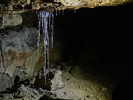 V jeskyních a p�evisech vzniká ledová krása odli�ným zp�sobem. Voda díky...