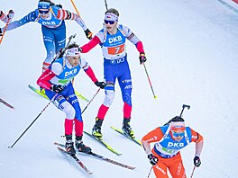 Tomá� Mikyska p�edává �tafetu Joná�i Mare�kovi.