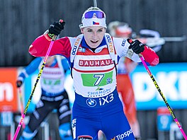 Lucie Charvátová odjí�dí ze st�elnice p�i �tafet� v Ruhpoldingu.