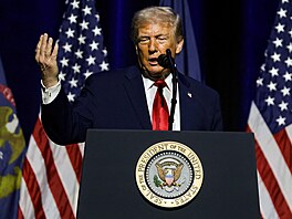 Americký prezident Donald Trump hovo�í v Detroit Economic Clubu v Michiganu....