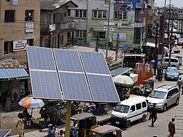 Solární panel v ulic ve �tvrti Ojuelegba v Lagosu v Nigérii (20. srpna 2022)