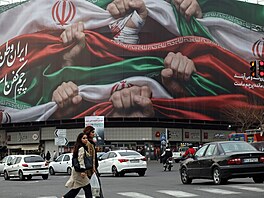 Plakát v Teheránu hlásající �Írán je ná� domov.� (13. ledna 2026)