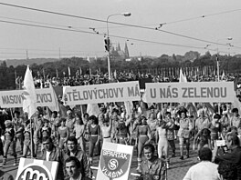 Letenská plá� v Praze byla d�ji�t�m pr�vodu slo�eného z cvi�enc� a ú�astník�...