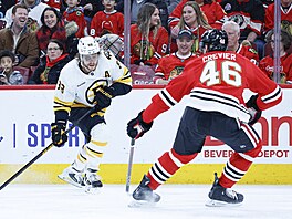 David Pastr�ák z Bostonu vede puk v zápase proti Chicagu.
