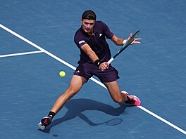 Jakub Men�ík si jde pro bekhend v semifinále turnaje v Aucklandu.