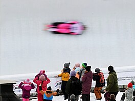 D�tské publikum v Altenbergu �asne nad pr�jezdem skeletonistky.