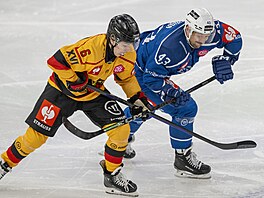 Jan Ková� ze Zugu v souboji s Isakem Hedqvistem z týmu Lulea.