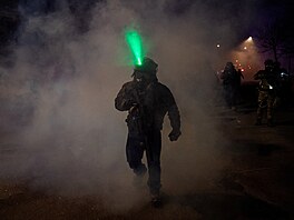 Ameri�ané v Minneapolisu za p�ítomnosti policie dál protestují proti Ú�adu pro...