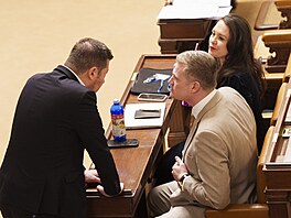 P�edseda SPD Tomio Okamura a poslanec Motorist� Filip Turek p�ed hlasováním o...