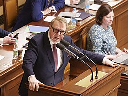 Ministr práce a sociálních v�cí Ale� Juchelka p�ed hlasováním o d�v��e vlád�...