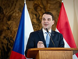 Ministr zahrani�í Petr Macinka jednal se svým ma�arským prot�j�kem Péterem...