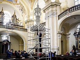 P�ltunový lustr z poutního kostela Nav�tívení Panny Marie v Hejnicích �eká po...