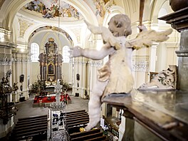 P�ltunový lustr z poutního kostela Nav�tívení Panny Marie v Hejnicích �eká po...