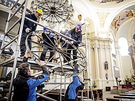 P�ltunový lustr z poutního kostela Nav�tívení Panny Marie v Hejnicích �eká po...