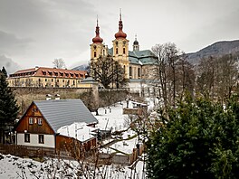 P�ltunový lustr z poutního kostela Nav�tívení Panny Marie v Hejnicích �eká po...