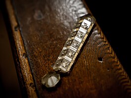 P�ltunový lustr z poutního kostela Nav�tívení Panny Marie v Hejnicích �eká po...