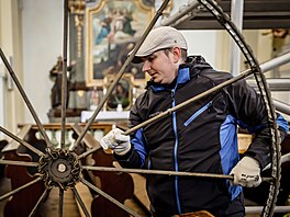 P�ltunový lustr z poutního kostela Nav�tívení Panny Marie v Hejnicích �eká po...