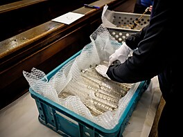 P�ltunový lustr z poutního kostela Nav�tívení Panny Marie v Hejnicích �eká po...