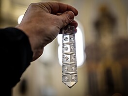 P�ltunový lustr z poutního kostela Nav�tívení Panny Marie v Hejnicích �eká po...