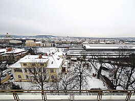 Výhledy na zasn�enou Prahu od BTS spole�nosti Cetin na Poliklinice Agel