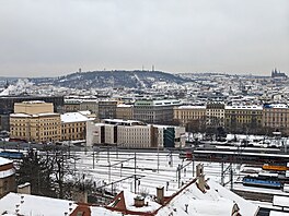 Výhledy na zasn�enou Prahu od BTS spole�nosti Cetin na Poliklinice Agel