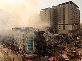 P�i po�áru nákupního centra v Kará�í na jihu Pákistánu zahynulo nejmén� 21...