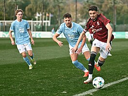 Spar�anský úto�ník Albion Rrahmani v p�ípravném utkání v Marbelle proti Malmö.