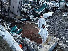 �lenové �pan�lské ob�anské gardy pracují vedle jednoho z vlak� zapojených do...