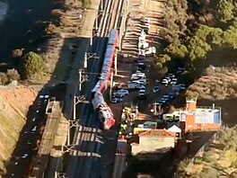 Na míst�, kde vykolejil vysokorychlostní vlak Iryo a byl sra�en jiným vlakem,...