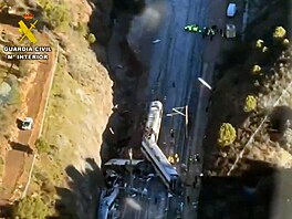 Na míst�, kde vykolejil vysokorychlostní vlak Iryo a byl sra�en jiným vlakem,...