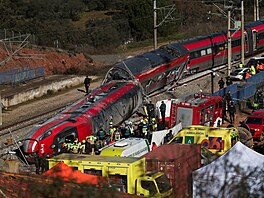 Záchraná�i na míst� nehody dvou vykolejených vlak� ve �pan�lsku (19. ledna 2026)