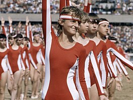 Star�í �ákyn� na spartakiád� v roce 1985 cvi�ily na skladbu Poupata.