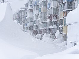 Záv�je p�ed bytovým domem b�hem silného sn�ení v hlavním m�st� Kam�atky. (15....