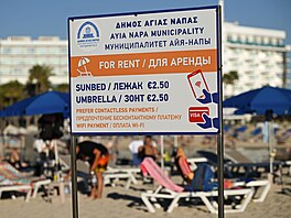 Cedule v �e�tin�, angli�tin� a ru�tin� lákající na lehátka a slune�níky k...