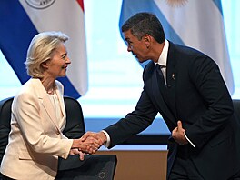 �éfka Evropské komise Ursula von der Leyenová a prezident Paraguaye Santiago...