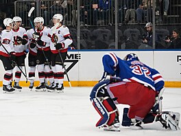 Hokejisté Ottawa Senators slaví gól v zápase s New York Rangers, poko�eným je...
