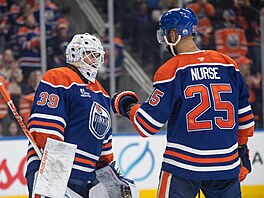 Connor Ingram (39) a Darnell Nurse (25) slaví výhru Edmonton Oilers.