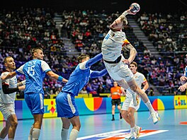 �eský házenká� Dominik Solák zakon�uje v utkání s Ukrajinou.