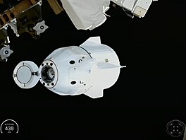 Lo� SpaceX Dragon opou�t�jící Mezinárodní vesmírnou stanici krátce po odpojení...