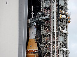Kosmická lo� Orion opou�tí montá�ní budovu na vrcholu rakety SLS v Kennedyho...