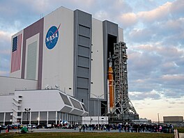 Lidé sledují vyvezení lod� Orion a nosi�e SLS z montá�ní haly v Kennedyho...