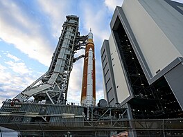 Z tohoto pohledu vypadá lo� s raketou pro misi Artemis II opravdu impozantn�.