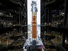 Pohled na 98 metrovou soustavu kosmické lodi Orion a rakety SLS p�i výjezdu z...