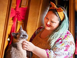 Tish a Josh se také museli zbavit devadesáti procent svých v�cí, které by se na...