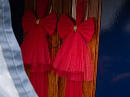 V lodi není místo pro strome�ek. Nahradil ho ozdobený strop a velké �ervené...