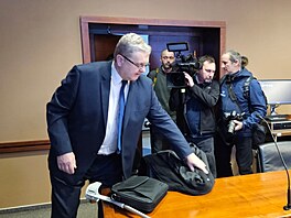 Vladislav Nogol p�ichází k soudnímu jednání.