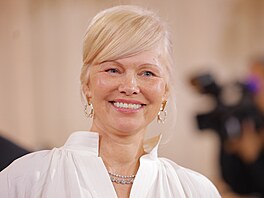 Pamela Andersonová v Los Angeles na Zlatých glóbech (11. ledna 2026)